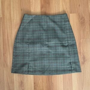 BRANDY MELVILLE CHECKERED SLIT SKIRT